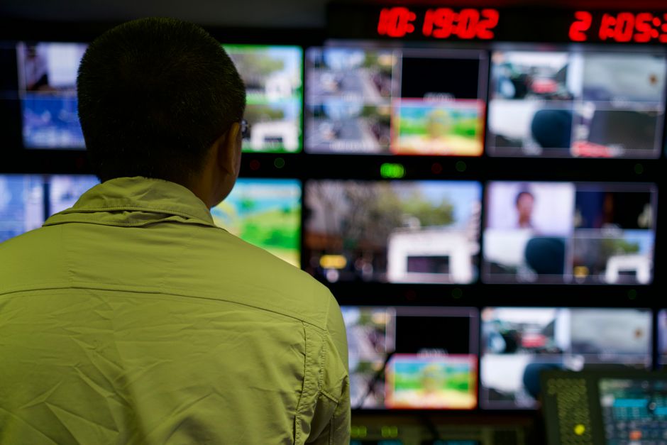 Operater u dojavnom centru prati monitore